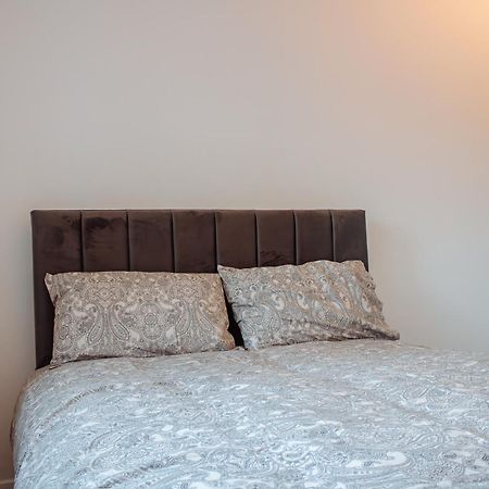 Spacious 4-Bed Flat - 10 Mins To City Centre Leeds  Ngoại thất bức ảnh